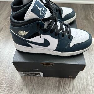 Air Jordan 1 Mid Big Kids' Shoes